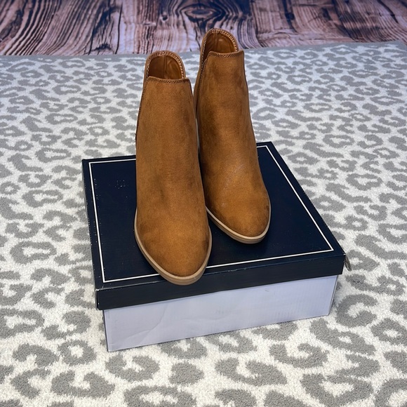 boutique Shoes - 🌟Womens Snatch Chestnut Booties🌟